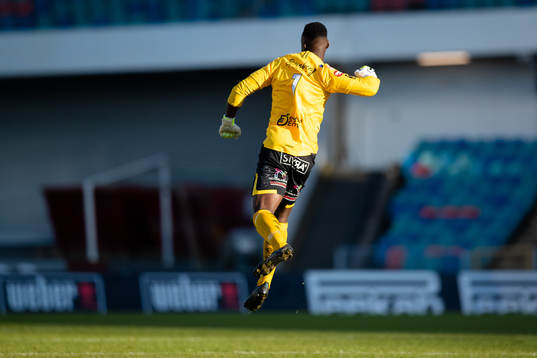 Degerfors målvakt Ismael Diawara jublar