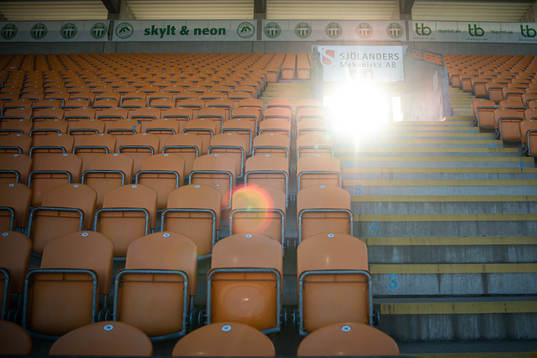 Tomma stolar på läktaren på Iver Arena