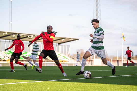 Vasalunds Kebba Ceesay och Västerås Justin Salmon