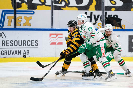 Skellefteås Pär Lindholm mot Rögles Olli Palola och Leon