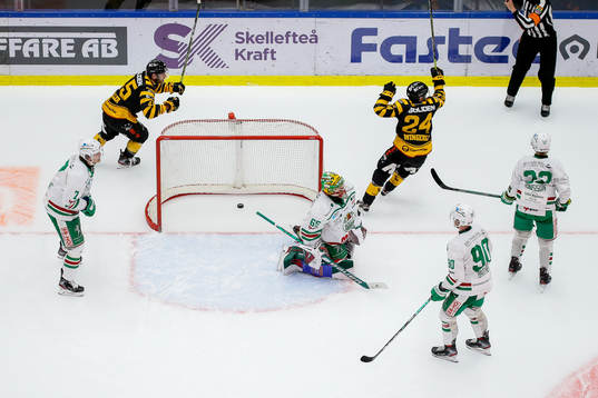 Skellefteås Oscar Möller och Andreas Wingerli jublar