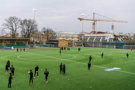 Hammarby TFFs och Assyriskas spelare värmer upp