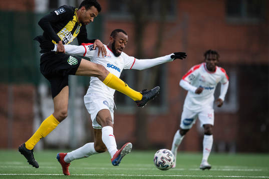 Hammarby TFFs Alex Douglas och Assyriskas Uchenna Ike