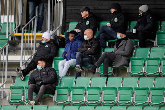 Hammarbys Akinkunmi Amoo på läktarplats