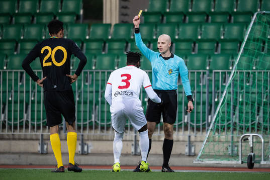 Assyriskas Mamadouba Diaby tilldelas ett gult kort