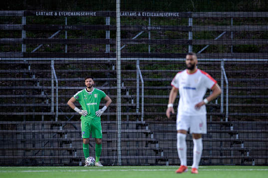 Assyriskas målvakt Nahir Saliba deppar