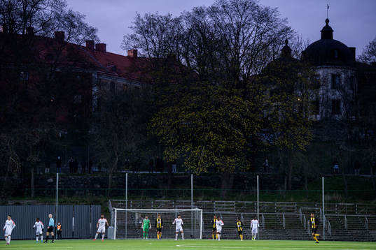 Åskådare utanför arenan fotbollsmatchen i Division 1