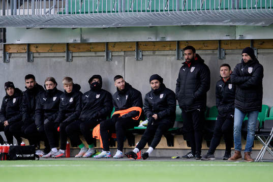 Assyriskas spelare och ledare på bänken