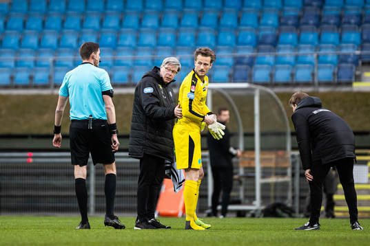 Helsingborgs målvakt Anders Lindegaard lämnar planen