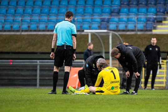 Helsingborgs målvakt Anders Lindegaard har ont