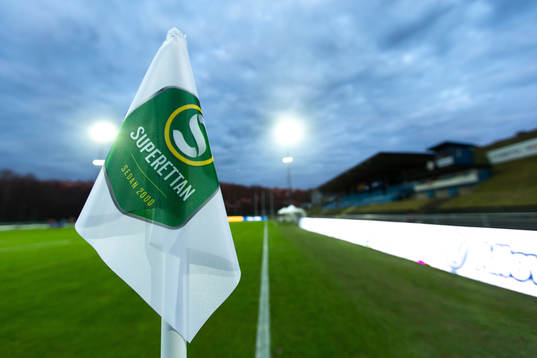 En hörnflagga med superettans logotyp