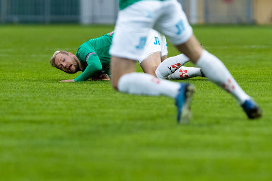 Jönköpings Sebastian Crona ligger på marken