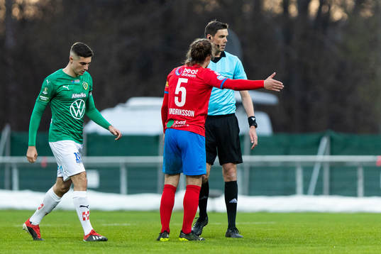 Helsingborgs Brandur Hendriksson Olsen och domare Magnus