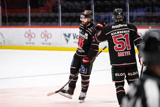 Örebros Nick Ebert jublar med Kristian Näkyvä