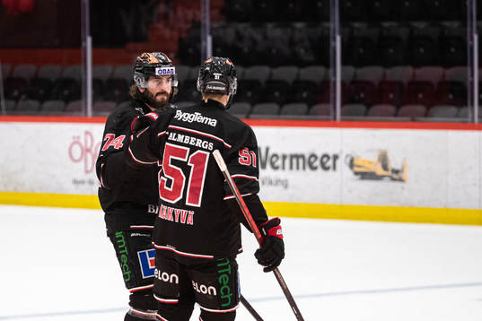Örebros Nick Ebert jublar med Kristian Näkyvä