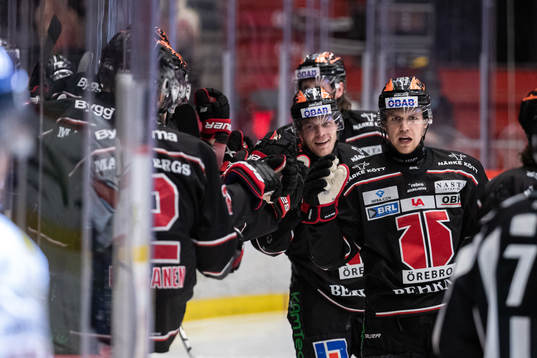 Örebros Oliver Eklind och Joonas Rask jublar