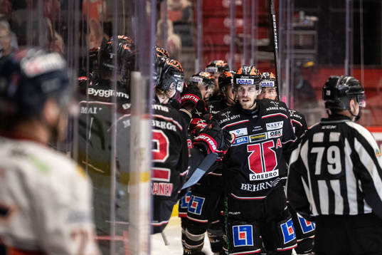 Örebros Emil Larsson jublar