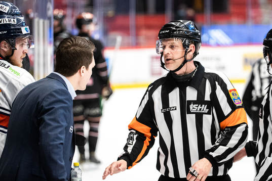 Växjös tränare Sam Hallam i samtal med domare Mikael Nord