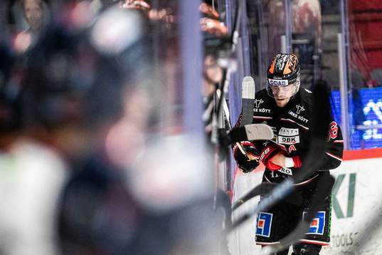 Örebros Emil Larsson lämnar isen