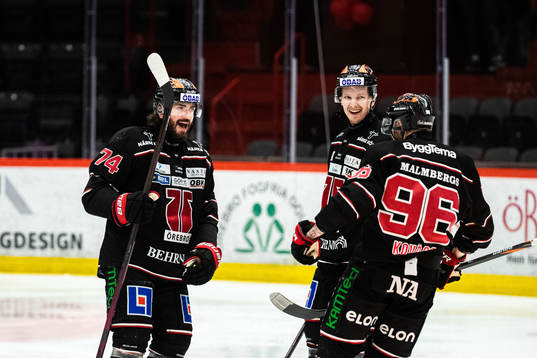 Örebros Nick Ebert jublar med Gustav Backström och Robin