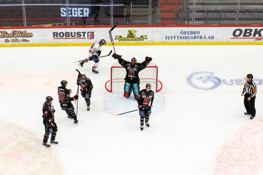 Örebros målvakt Jhonas Enroth jublar