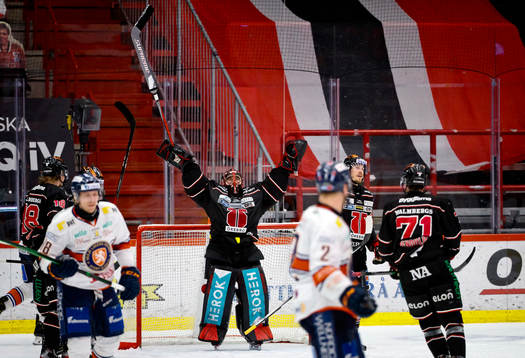 Örebros målvakt Jhonas Enroth jublar vid slutsignalen