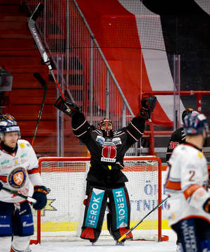 Örebros målvakt Jhonas Enroth jublar vid slutsignalen