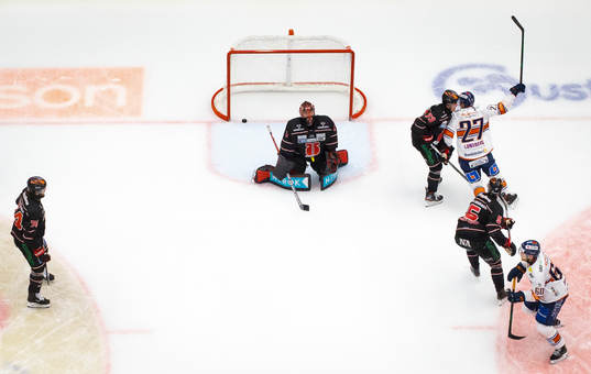 Växjös Martin Lundberg jublar vid 3-2 målet och Örebros