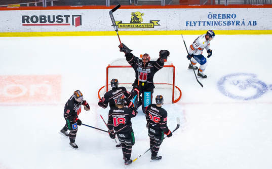 Örebros målvakt Jhonas Enroth jublar vid slutsignalen med