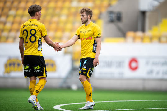 Elfsborgs Jack Cooper Love jublar med Noah Söderberg
