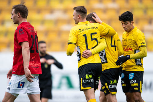 Elfsborgs Christopher Mc Vey klappas om av Leo Väisänen