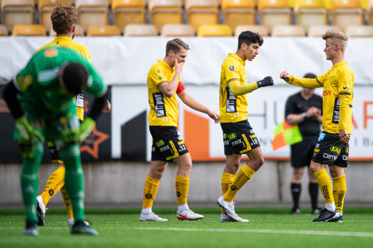 Elfsborgs Ahmed Qasem jublar med Gustav Broman och Otto
