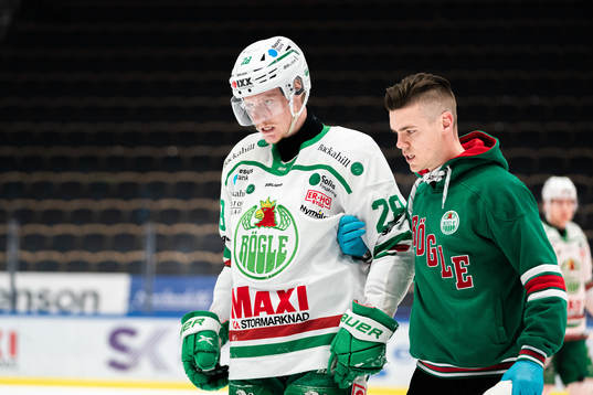 Rögles Anton Bengtsson får hjälp av planen
