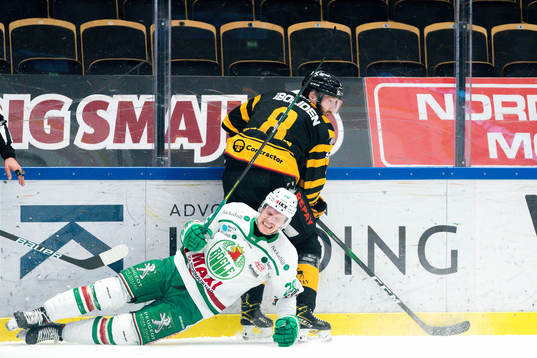 Rögles Anton Bengtsson grinar illa i en närkamp med