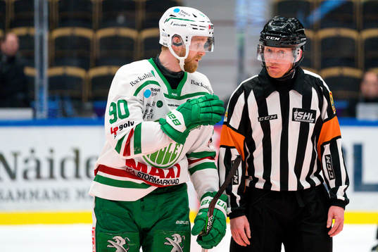 Rögles Ted Brithén pratar med domare Mikael Holm