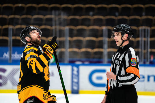 Skellefteås Joakim Lindström i samtal med Domare Linus
