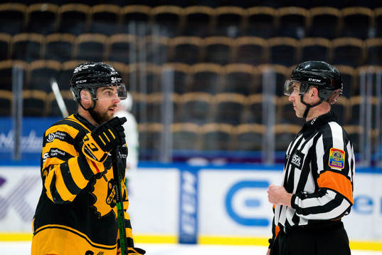 Skellefteås Joakim Lindström pratar med domare Linus
