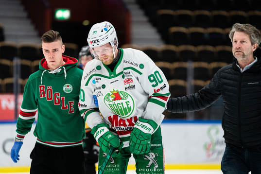 Rögles Ted Brithén får hjälp av isen