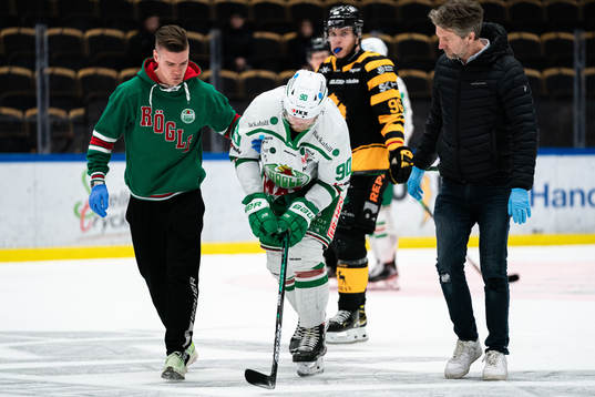 Rögles Ted Brithén får hjälp av isen