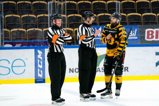 Skellefteås Joakim Lindström pratar med domare Linus