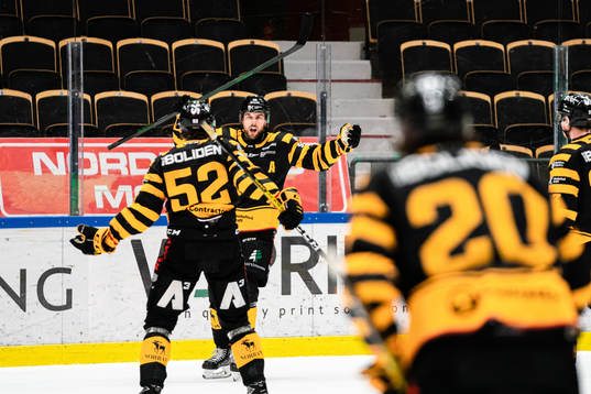 Skellefteås Joakim Lindström och Arvid Lundberg jublar