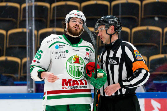 Rögles Eric Gelinas pratar med domare Linus Öhlund