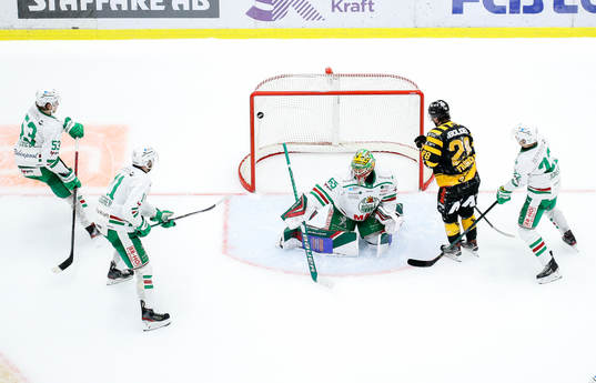 Rögles målvakt Christoffer Rifalk blir skymd av