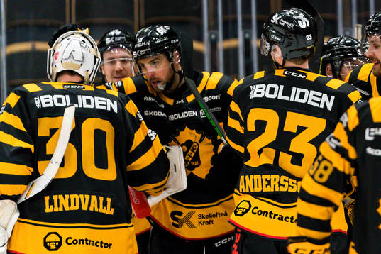 Skellefteås Joakim Lindström och målvakt Gustaf Lindvall