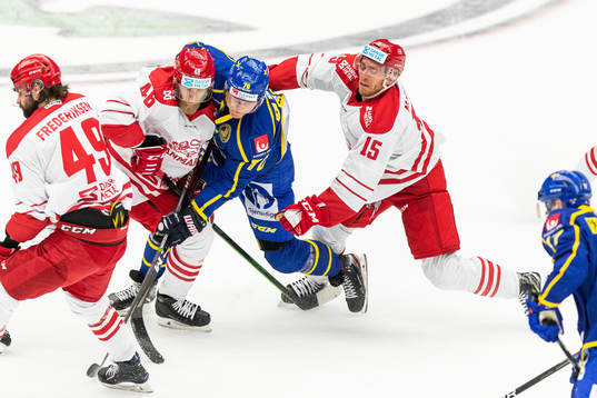 Sveriges Dennis Rasmussen i kamp om pucken med Danmarks
