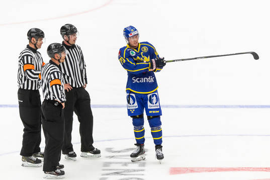 Sveriges Dennis Rasmussen i diskussion med domarna Richard