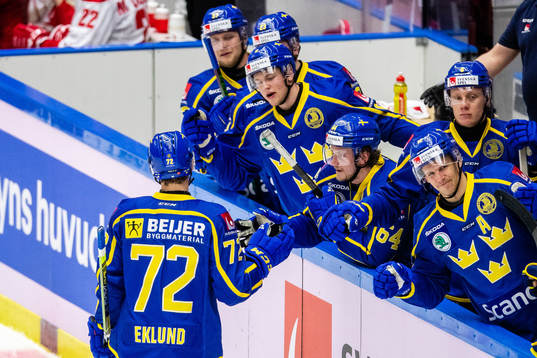 Sveriges William Eklund (ryggen mot kameran) jublar med