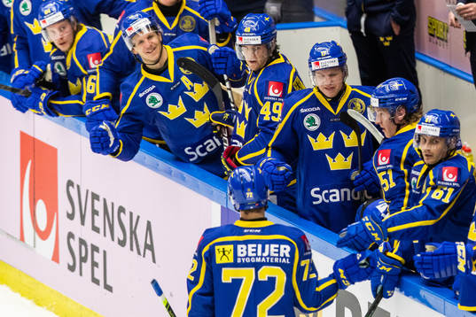 Sveriges William Eklund jublar med lagkamrater