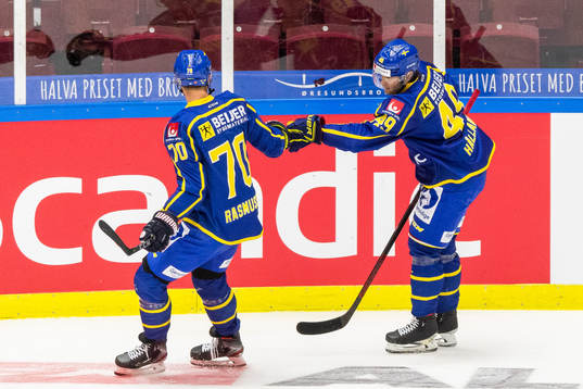 Sveriges Dennis Rasmussen jublar med målskytten till 4-0