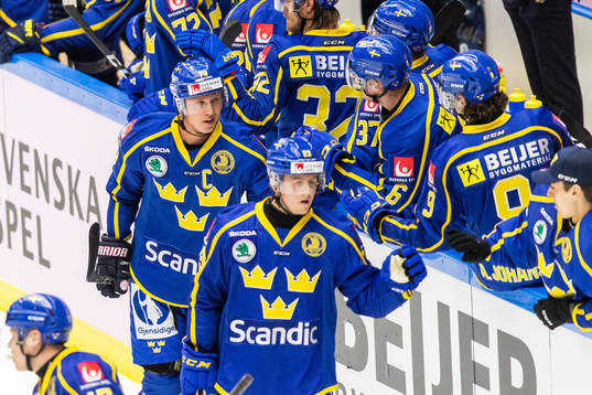 Sveriges Dennis Rasmussen jublar med lagkamrater